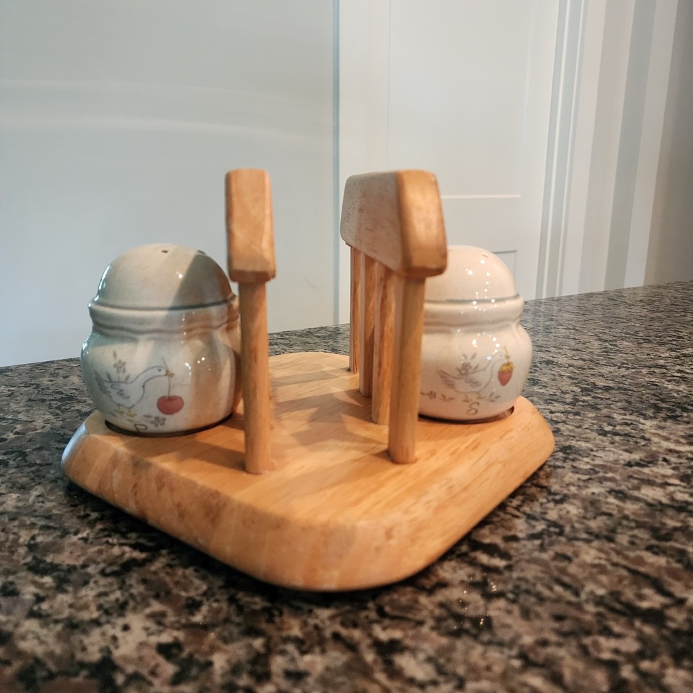 Vintage International China Marmalade Goose Salt Pepper Shaker Napkin Holder Set